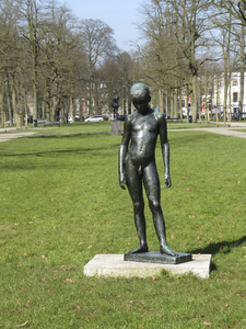 906150 Afbeelding van het bronzen beeldhouwwerk 'Luco' van Charles Leplae (1903-1961), in 1964 geplaatst in het ...
